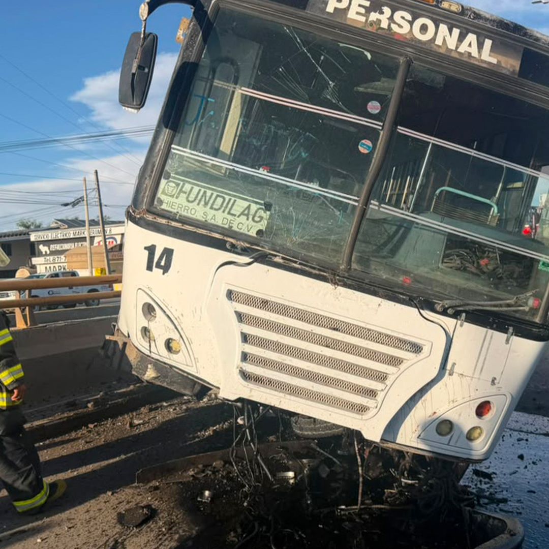 Camión de Transporte Choca Contra Vallas de Contención en Carretera Torreón-Matamoros